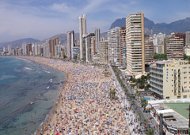 La playa de Benidorm ocupada