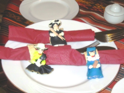 ecuadorian-lady-napkin-holders