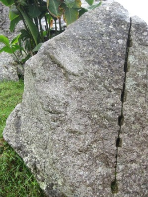 peru-machu-picchu-chisel-slits-stone.JPG