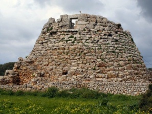 Menorca-talayot.jpg