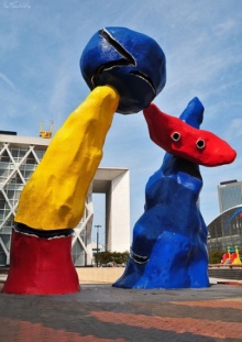 la defense  - sculpture by Miro